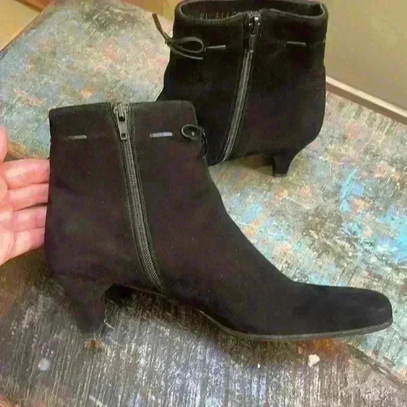 Salvatore Ferragamo beautiful booties with leather bow size 8 🖤 - Picture 4 of 6